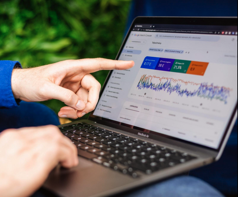 Google Search Console adatok egy laptop kijelzőjén